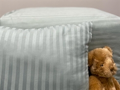 Babysengetøj i 100% bomuldssatin - 70x100 cm - Støvet grønt ensfarvet sengesæt - Borg Living sengelinned